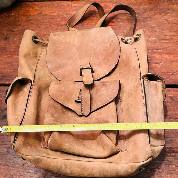 Rugged leather backpack - Picture 3 of 4